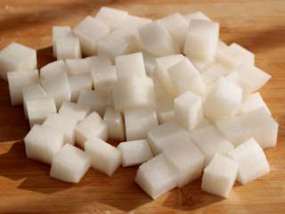 2、红烧肉炖白萝卜,包萝卜去皮，洗净切成小块