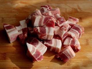 3、红烧肉炖白萝卜,五花肉洗净，切成小块备用