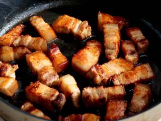 6、红烧肉炖白萝卜,加入五花肉翻炒至上色；