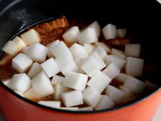 10、红烧肉炖白萝卜,烧至五花肉7-8成熟时，倒入白萝卜，放入适量的盐，继续焖煮；