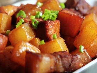 11、红烧肉炖白萝卜,直到白萝卜熟透，收干汁即可；