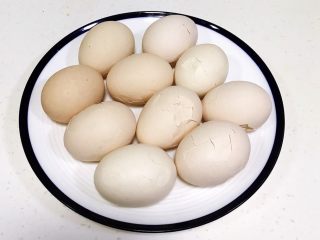 4、红糖茶叶蛋,依次都敲碎。