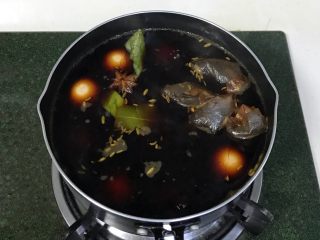 9、红糖茶叶蛋,加入鸡蛋煮沸,转小火继续煮半个小时关火。