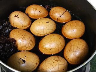 11、红糖茶叶蛋,第二天就可以食用了。