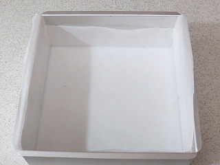 1、法式小甜点【椰蓉柠檬小方】,准备工作：在八寸方形烤盘中铺上油纸，方便取出成品