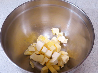2、法式小甜点【椰蓉柠檬小方】,制做酥饼底。将黄油软化切丁