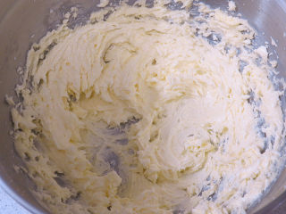 4、法式小甜点【椰蓉柠檬小方】,用电动打蛋器打3分钟