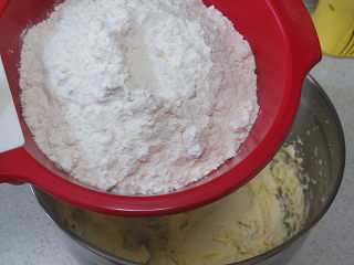 5、法式小甜点【椰蓉柠檬小方】,面粉过筛