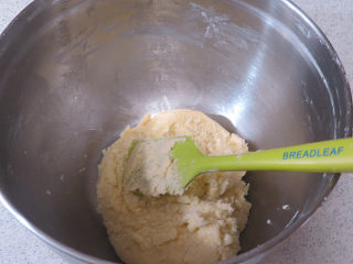 6、法式小甜点【椰蓉柠檬小方】,用刮刀搅拌均匀