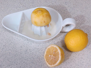 12、法式小甜点【椰蓉柠檬小方】,柠檬切开，榨汁备用