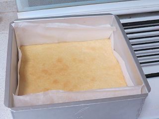 9、法式小甜点【椰蓉柠檬小方】,烤至四周微黄，将烤好的饼底取出，略微放凉一下