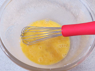 13、法式小甜点【椰蓉柠檬小方】,鸡蛋和蛋黄用打蛋器打匀