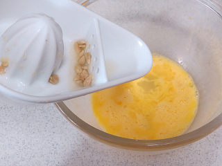 14、法式小甜点【椰蓉柠檬小方】,倒入柠檬汁拌匀