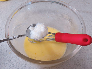 15、法式小甜点【椰蓉柠檬小方】,分三次加入柠檬砂糖拌匀