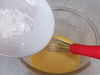 16、法式小甜点【椰蓉柠檬小方】,再加入玉米淀粉拌匀