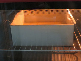 18、法式小甜点【椰蓉柠檬小方】,烤箱中下层165度，上下火烤35分钟，直到柠檬馅凝固