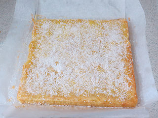 19、法式小甜点【椰蓉柠檬小方】,将烤好的柠檬方块在模具中略微放凉后取出，表面撒上一层椰蓉