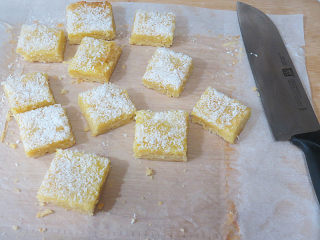 20、法式小甜点【椰蓉柠檬小方】,切成小方块即可