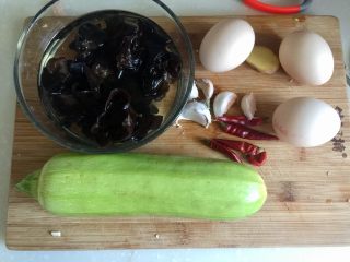 1、金英翠萼带春寒➕西葫芦木耳炒蛋,食材合照：西葫芦一根，干木耳数朵泡发，无公害鸡蛋三颗，其实这个菜两颗就够了，家里还有三颗，不想剩下就都炒了????，生姜一小勺，蒜五瓣，干辣椒四颗