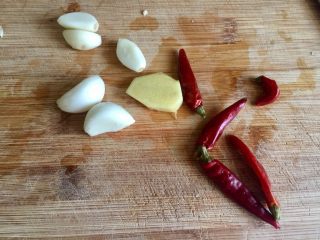 2、金英翠萼带春寒➕西葫芦木耳炒蛋,蒜剥皮，姜去皮，与干辣椒一同清洗备用