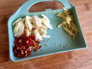 3、金英翠萼带春寒➕西葫芦木耳炒蛋,姜切姜丝，蒜切片，干辣椒去蒂剪成细丝