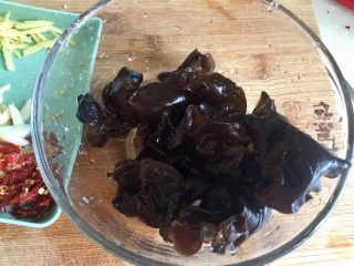 4、金英翠萼带春寒➕西葫芦木耳炒蛋,泡发好的干木耳再流动水下揉搓清洗干净