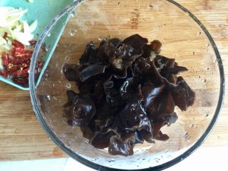 5、金英翠萼带春寒➕西葫芦木耳炒蛋,撕成小朵