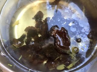 6、金英翠萼带春寒➕西葫芦木耳炒蛋,刚才用来烫生菜的水，烫一下木耳，这样木耳炒制时不容易炸锅，同时也更快熟缩短炒制时间