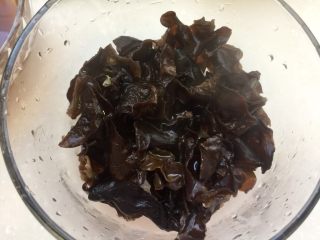 7、金英翠萼带春寒➕西葫芦木耳炒蛋,捞出控水备用