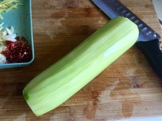 8、金英翠萼带春寒➕西葫芦木耳炒蛋,西葫芦去皮清洗备用