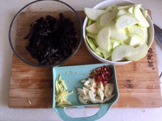 9、金英翠萼带春寒➕西葫芦木耳炒蛋,今天西葫芦很嫩，我就没有去囊，直接切薄片备用