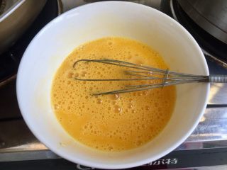 11、金英翠萼带春寒➕西葫芦木耳炒蛋,用打蛋器充分打发