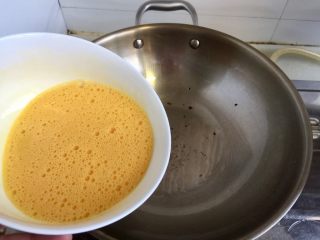 12、金英翠萼带春寒➕西葫芦木耳炒蛋,热锅后加入适量食用油，油热，加入蛋液，滑炒成炒蛋后避油盛出备用