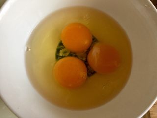 10、金英翠萼带春寒➕西葫芦木耳炒蛋,无公害鸡蛋磕入深碗中