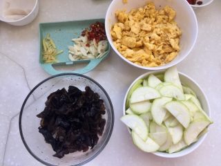 13、金英翠萼带春寒➕西葫芦木耳炒蛋,全部食材准备好