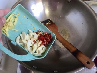 14、金英翠萼带春寒➕西葫芦木耳炒蛋,就用炒蛋剩下的油，锅也是热的，加入姜丝蒜片干辣椒，小火煸香