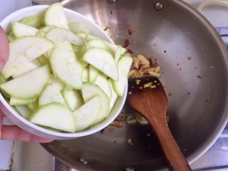 15、金英翠萼带春寒➕西葫芦木耳炒蛋,转中火，加入西葫芦翻炒一分钟