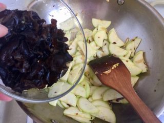 16、金英翠萼带春寒➕西葫芦木耳炒蛋,加入烫过的木耳翻炒一两分钟