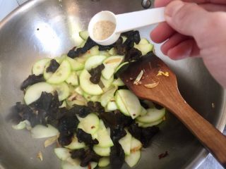 17、金英翠萼带春寒➕西葫芦木耳炒蛋,加入少许鸡粉，翻炒均匀。鸡粉可以增鲜提味，这种鲍鱼鸡粉里还添加了鲍鱼粉和虾皮粉，所以更加鲜美。没有鸡粉的宝宝们可以省略，或者加入少许蚝油调味