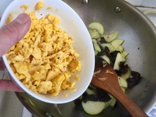 18、金英翠萼带春寒➕西葫芦木耳炒蛋,加入炒好的鸡蛋翻炒均匀