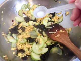 19、金英翠萼带春寒➕西葫芦木耳炒蛋,尝下咸淡，根据个人口味添加少许食盐调味，翻炒均匀即可出锅