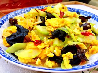 24、金英翠萼带春寒➕西葫芦木耳炒蛋,这道西葫芦木耳炒蛋，味道清淡却鲜美，西葫芦多汁，木耳脆嫩，搭配嫩嫩哒炒蛋，美味可口，制作简易，有兴趣的宝宝们，快来试试吧????