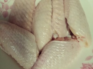 1、懒人版奥尔良中翅,鸡翅洗净