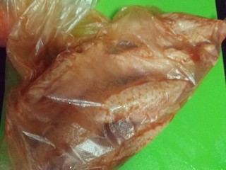 4、懒人版奥尔良中翅,倒入适量的调料粉到保鲜袋里，提着袋子两个角和袋子开口处将调料粉拌匀