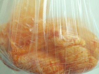 5、懒人版奥尔良中翅,外面再套一层保鲜袋放入冰箱冷藏室冷藏过夜