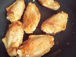 8、懒人版奥尔良中翅,鸡翅一面煎黄