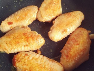 9、懒人版奥尔良中翅,翻面煎黄另一面