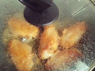 11、懒人版奥尔良中翅,盖上锅盖小火焖煮，水收干后可再放少量的水焖煮一次