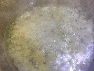 3、宝宝辅食10M➕：银耳雪梨羹,锅里放入适当水（砂锅最好哦），水开后加入银耳转小火慢炖一小时（水要一次性加够，最好是没过银耳两个手指关节的水量）