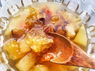 7、宝宝辅食10M➕：银耳雪梨羹,因为➕入了冰糖，所以羹略微有些甜，一岁以内宝宝可以不加糖哦